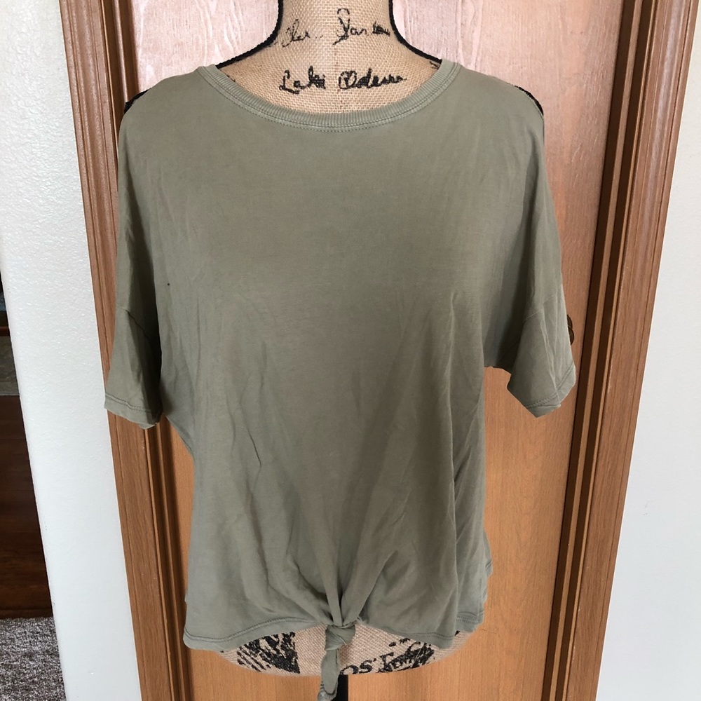 White crow cold shoulder top from buckle❤️